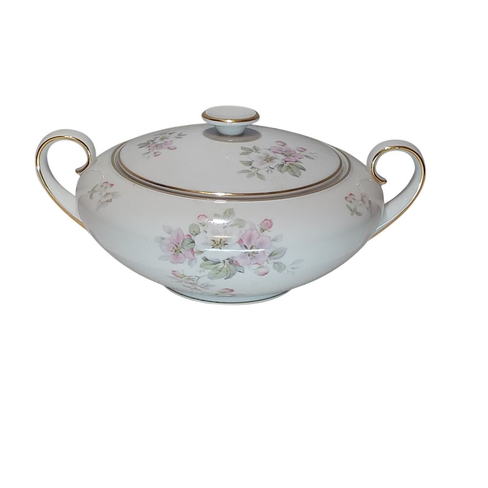 apple blossom veggie bowl with lid covered serving bowl